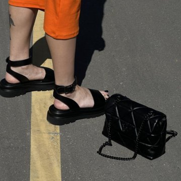 Сандали с ремешком в черном цвете