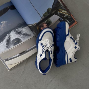 Кроссовки с сеткой на контрастной подошве