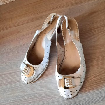 Кожаные босоножки белые