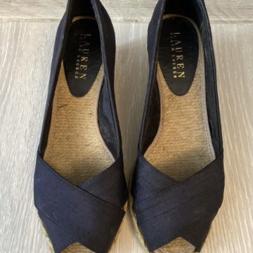 Босоножки на танкетке