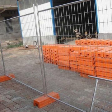 Ограждение для склада. Щитовое ограждения для стройплощадокплощадок. Ограждение строительное инвентарное исо-2 1600х2000мм. Ограждение строительной площадки. Временные ограждения вокруг стройплощадки.