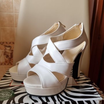 Босоножки на толстом каблуке