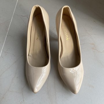 Туфли женские бежевые лакированные на шпильке