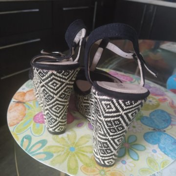 Босоножки на высокой танкетке