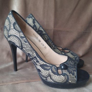 Туфли чёрные с золотом 39 размер