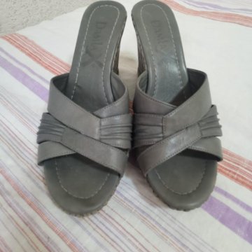 Шлёпанцы босоножки