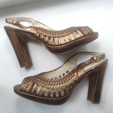 Босоножки золотые Carnaby 38 размер