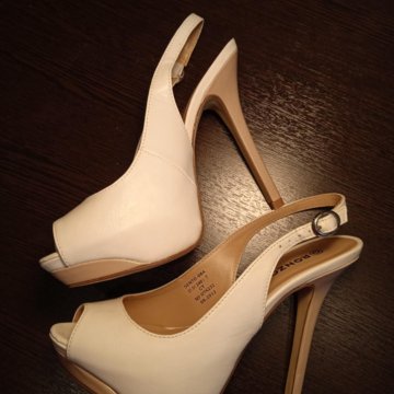 Босоножки на каблуке