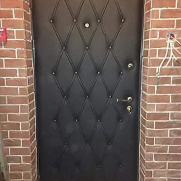 обшивка входной двери. входная дверь обитая дермантином. как оббить дверь с наружной стороны. обшивка дверей входных деревянных дверей дермантином. деревянная входная дверь обить дермантином.