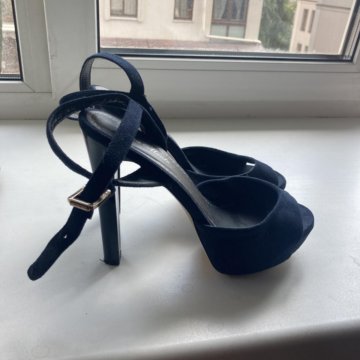 Босоножки на каблуке