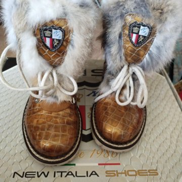 Ботинки утеплённые , 35-36 размер на узкую ногу.