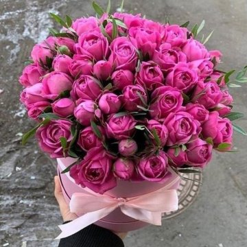 Пионовидные кустовые розы в коробке