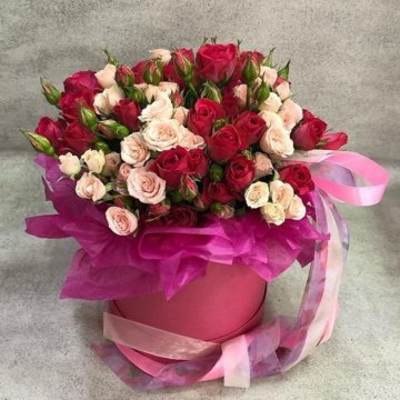 Комозиция из кустовых роз в коробке №102