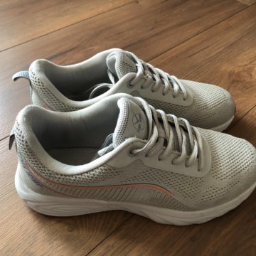 Кроссовки размер 40