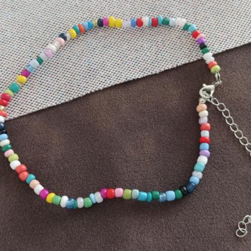Чокер с разноцветными бусинами