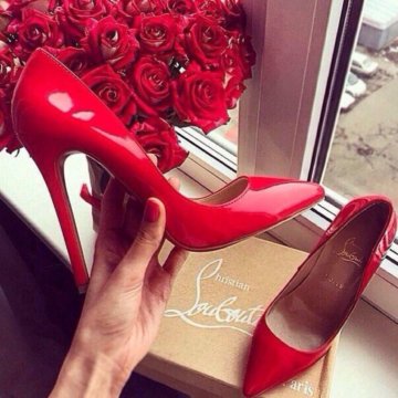 Красные туфли-лодочки на шпильке