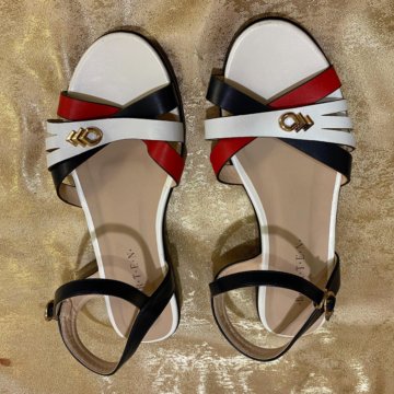 Босоножки женские трёхцветные BERTEN. 39 р.