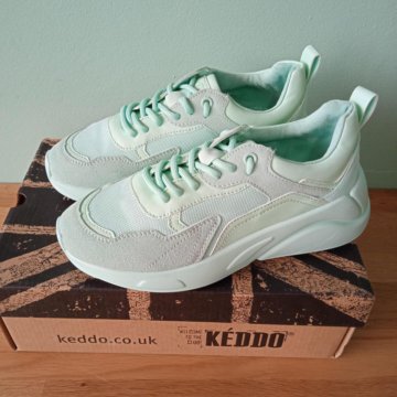 Женские кроссовки