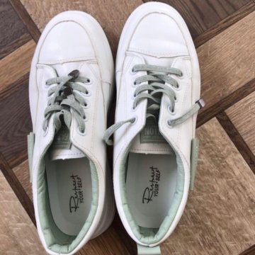 Женские кроссовки respect yourself