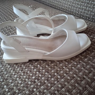 Белые лёгкие босоножки 36 размера