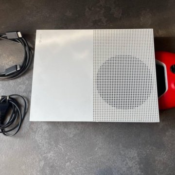 Xbox One S + джойстик и 400 игр