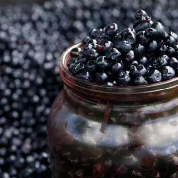 5 кг черники. Голубика в банке. Компот из черники. Ягода похожая на чернику и голубику. Сколько в кг литров ягод.