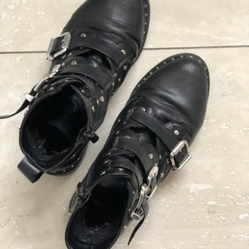 Ботинки с острым носом и ремешками