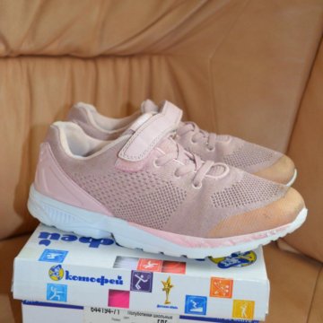 Кроссовки фирмы - Котофей