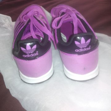 Кроссовки женские.