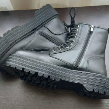 Продам женские ботинки