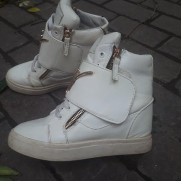 Кроссовки высокие на танкетке