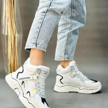 Стильные зимние кроссовки