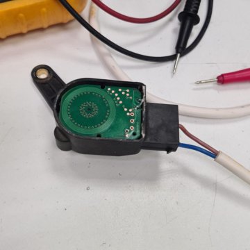 Мерседес 220 датчик положения кузова. Датчик дроссельной заслонки vw tiguan 2. Ремонт датчиков положения. Ремонт датчиков положения. Rk1 датчик положение кузова перед.