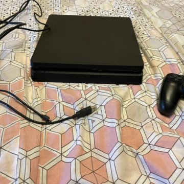 PlayStation 4 slim 1tb