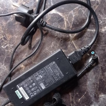 Роутер свич и блоки питания к ним и ноутбукам