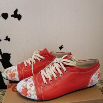 Новые ботинки на шипах