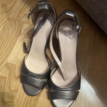 Босоножки на каблуке