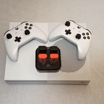 Xbox One S 1tb 2 геймпада + 4 аккумулятора торг
