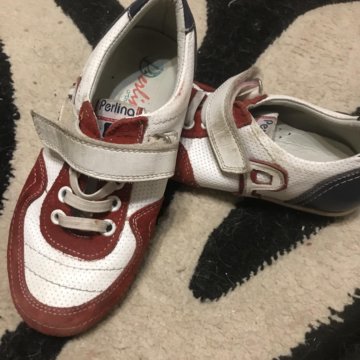 Обувь на девочку.