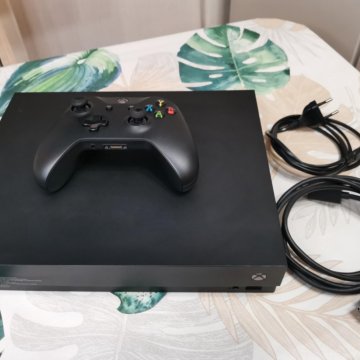 Xbox One X 1Тб + 1 геймпад