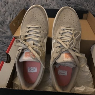 Кроссовки женские