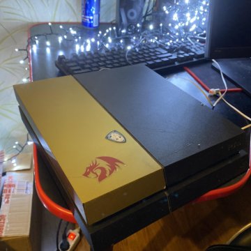 PlayStation 4 и 2 джойстика