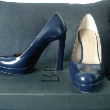 Синие туфли бренда 