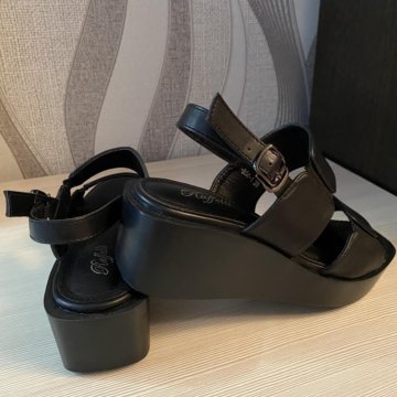 Туфли, сандали.