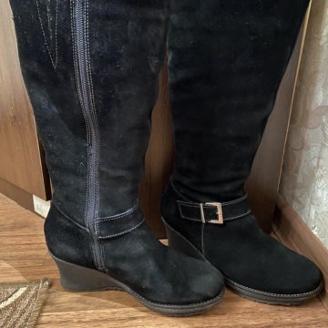 Замшевые сапоги на танкетке