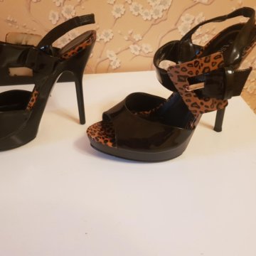 Босоножки на каблуке