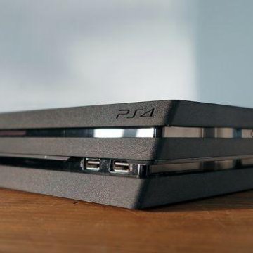 Sony PlayStation 4 Pro 1TB + 2 джойстика + игры