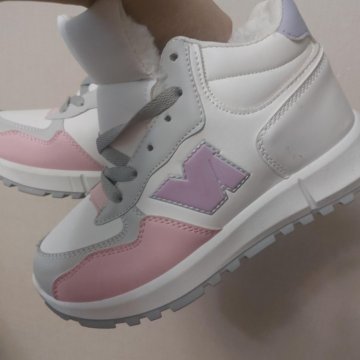 Кроссовки женские зимние.