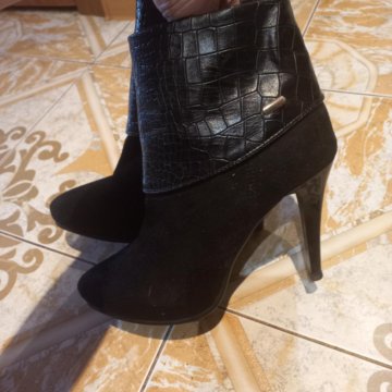 Полусапожки на каблуке 39р.