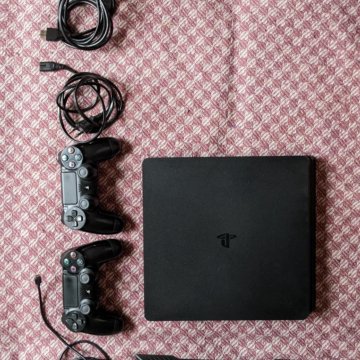 Sony Playstation 4 slim 500 Гб, два джойстика